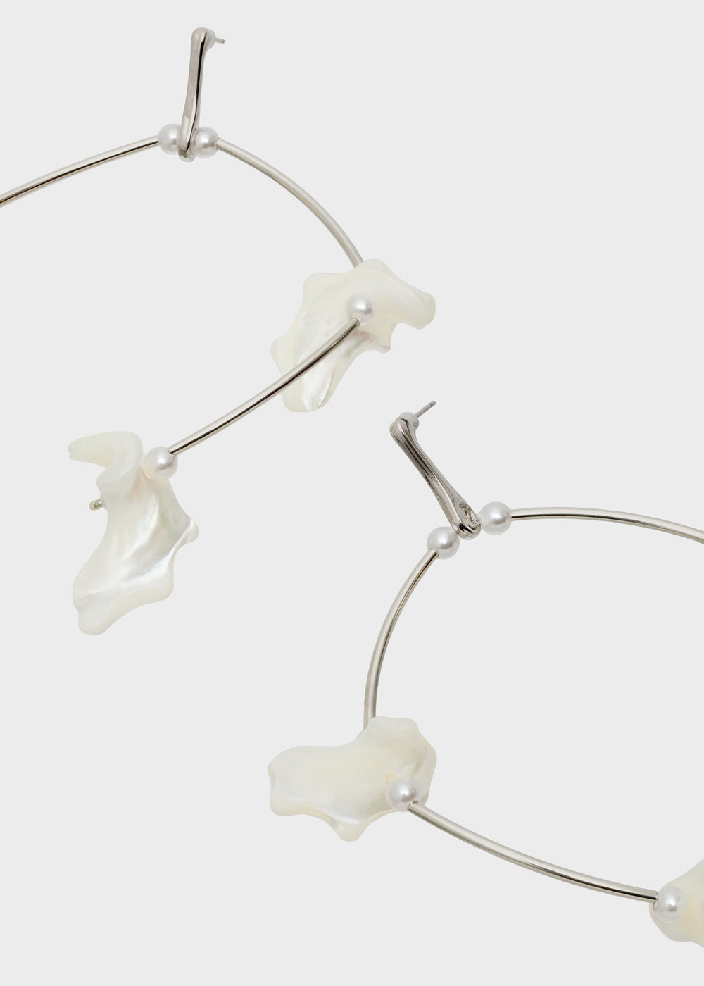 Nalí LARGE SILVER EARRINGS W/ WHITE SHELLS Vendita Economica