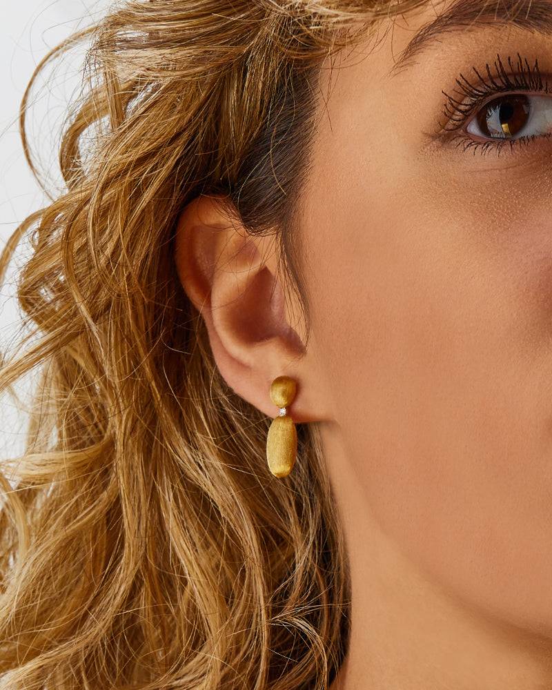 Nanis Orecchini "DANCING ÉLITE" pendenti piccoli incisi a mano in oro e diam – Nanis Italian Jewels Promozione Limitata