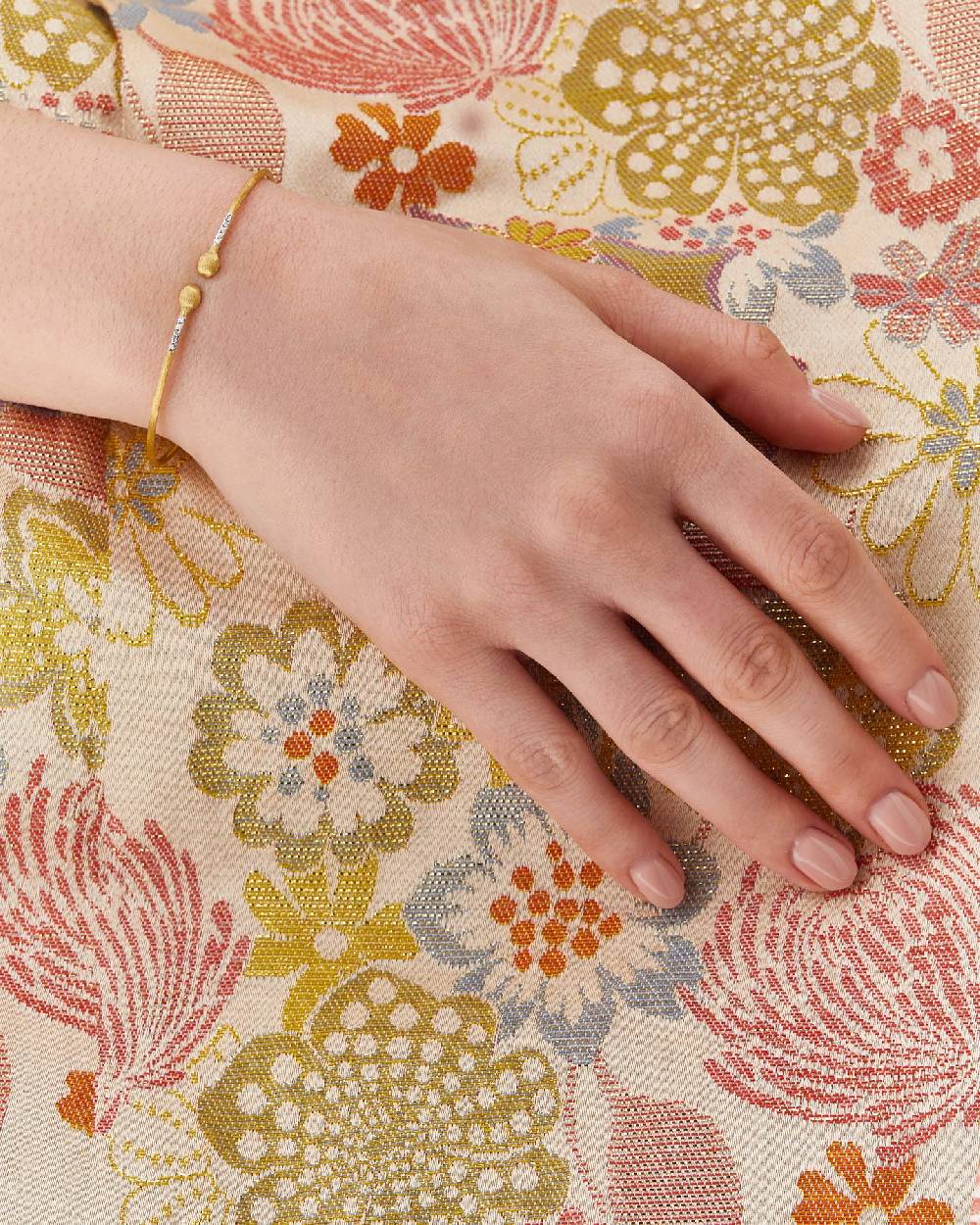 Nanis Bracciale a schiava "DANCING ÉLITE" essenziale inciso a mano in oro e – Nanis Italian Jewels Novità