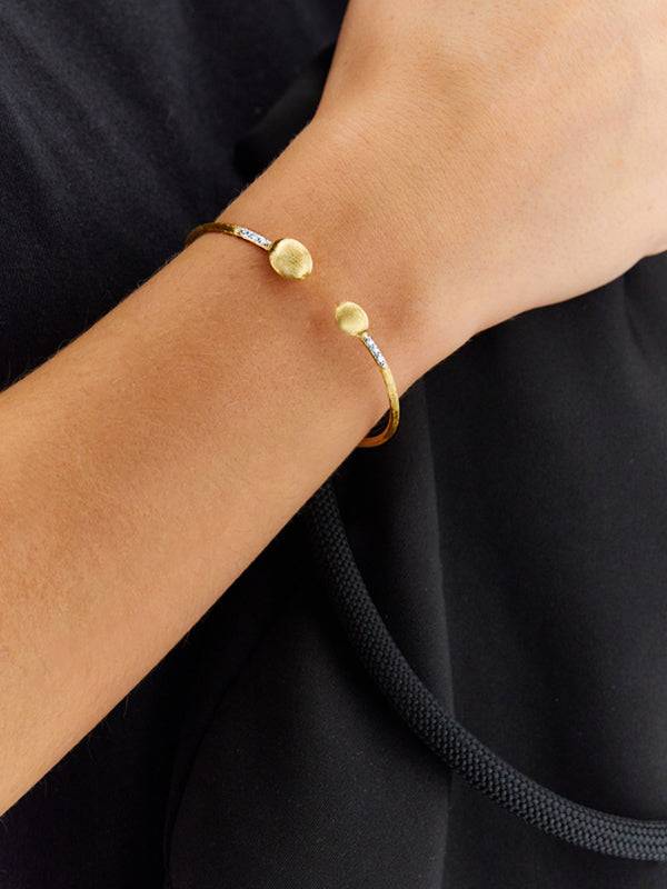 Nanis Bracciale a schiava "DANCING ÉLITE" inciso a mano in oro e diamanti – Nanis Italian Jewels Presa