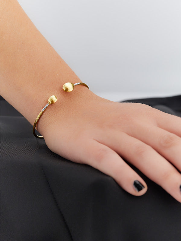 Nanis Bracciale a schiava "DANCING ÉLITE" inciso a mano in oro e diamanti – Nanis Italian Jewels Presa
