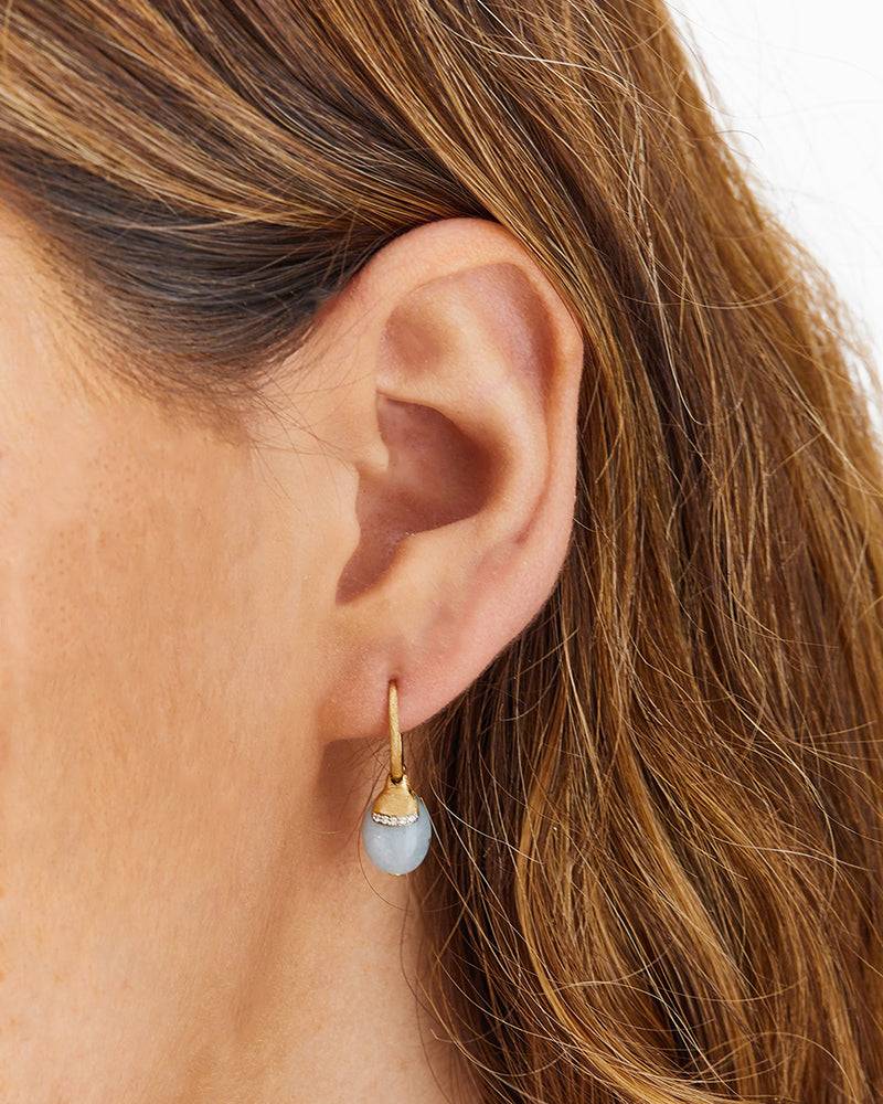 Nanis Orecchini ciliegine "AZURE" pendenti in oro, acquamarina milk e dettag – Nanis Italian Jewels Consegna Veloce