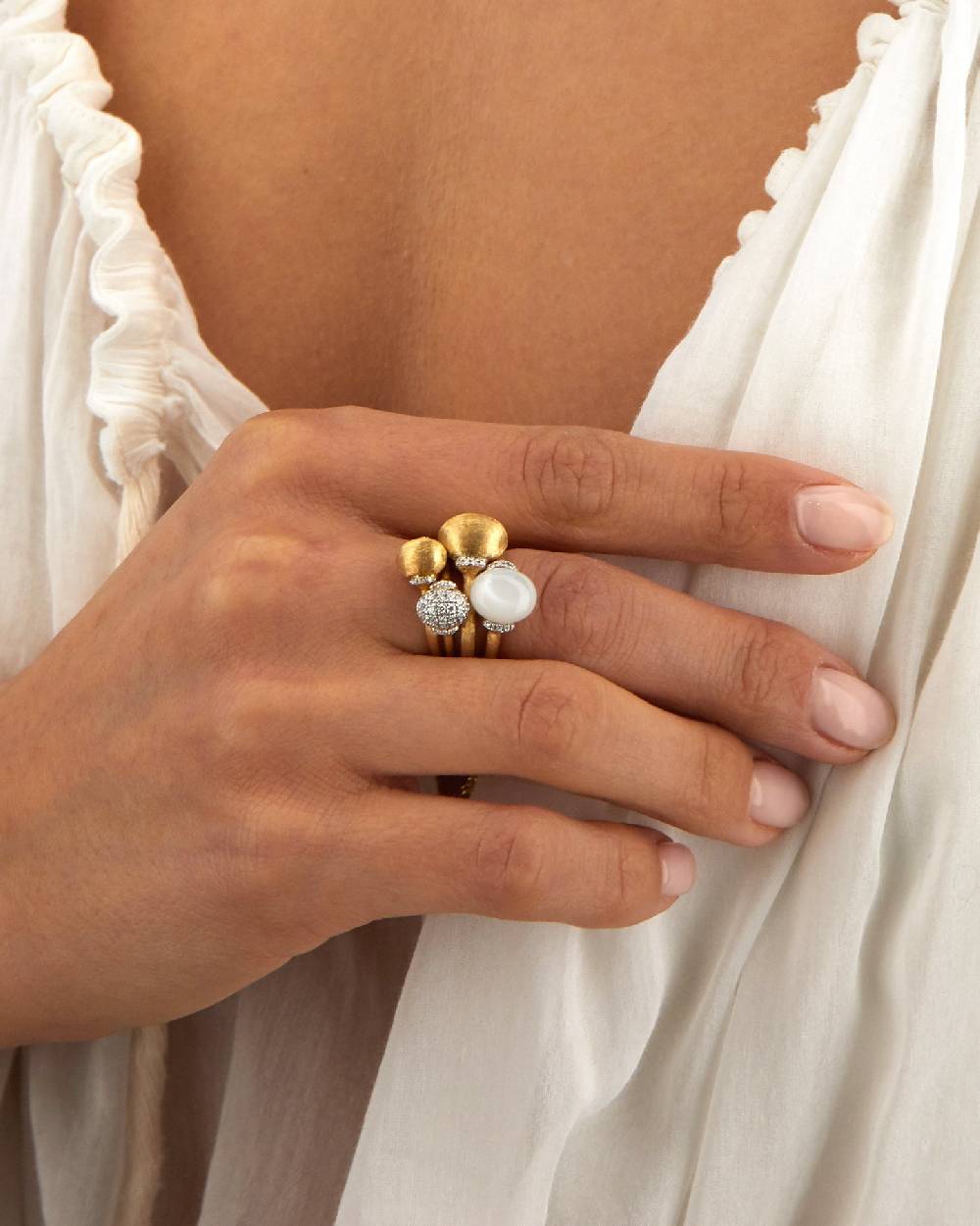Nanis Anello "WHITE DESERT" in oro, diamanti e pietra di luna (piccolo) – Nanis Italian Jewels Presa