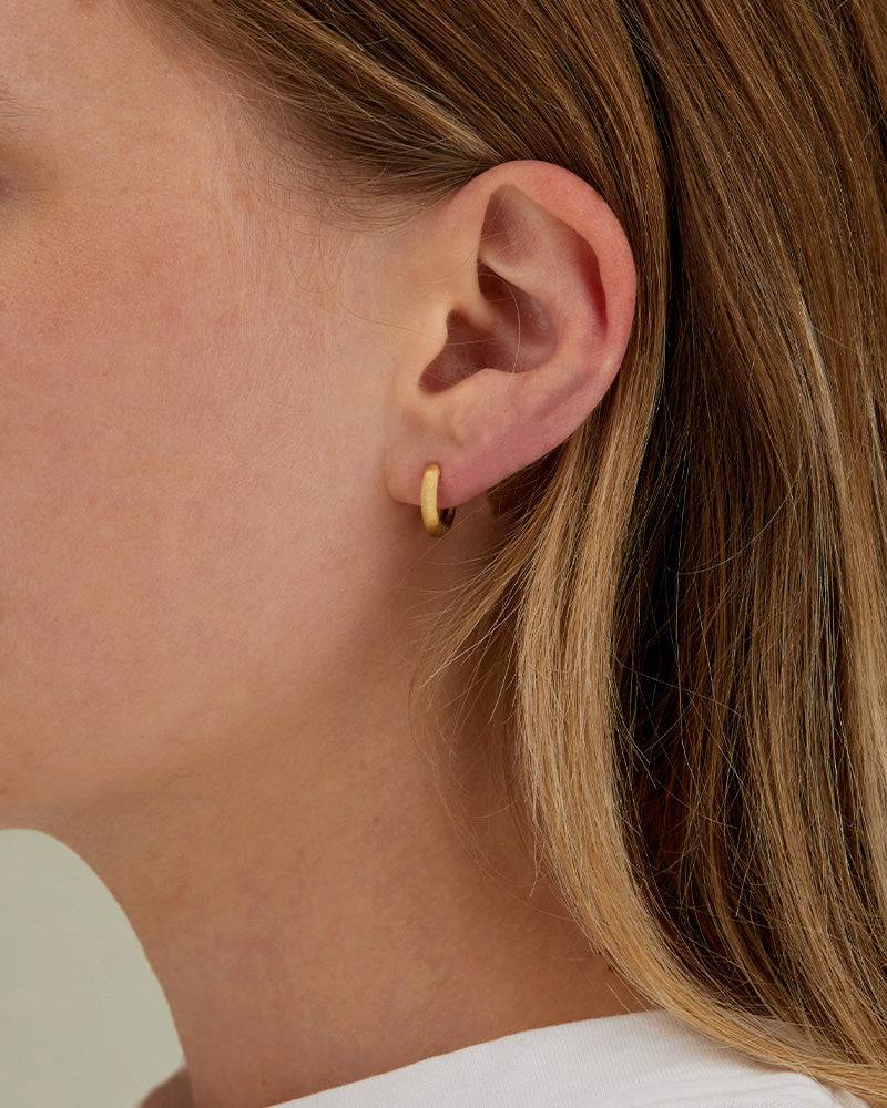 Nanis Orecchini a cerchio piccoli "LIBERA"in oro – Nanis Italian Jewels Promozione