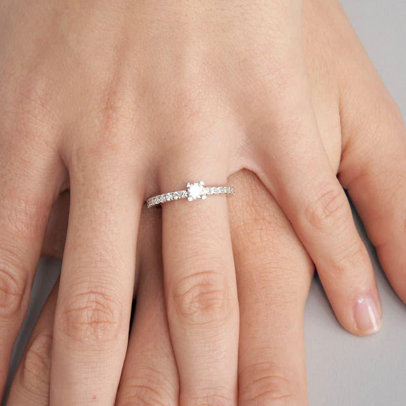 Unoaerre Anello solitario in argento con zirconi | UNOAERRE Gioielli Qualità