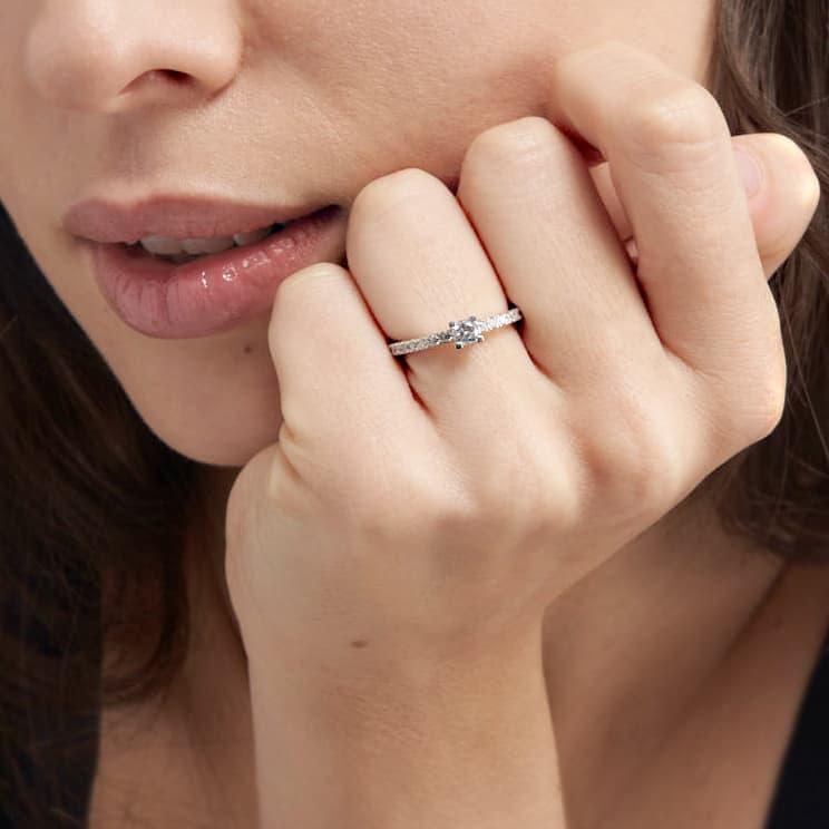 Unoaerre Anello solitario in argento con zirconi | UNOAERRE Gioielli Qualità
