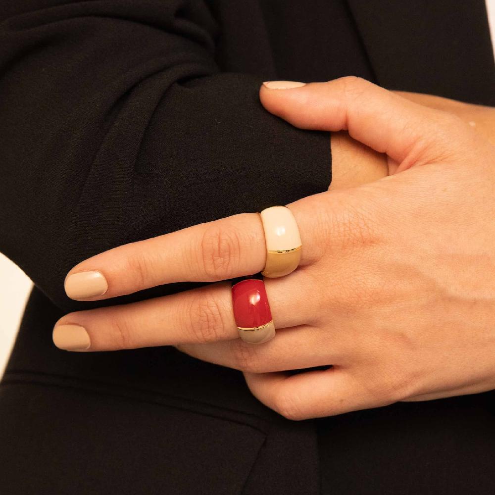 Unoaerre Anello in bronzo dorato con design bombato e smalto osso bordeaux e beige. | UNOAERRE Gioielli Novità